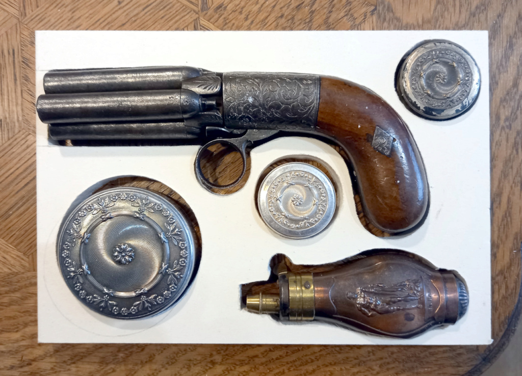 Pepperbox et coffret à la Française . 817