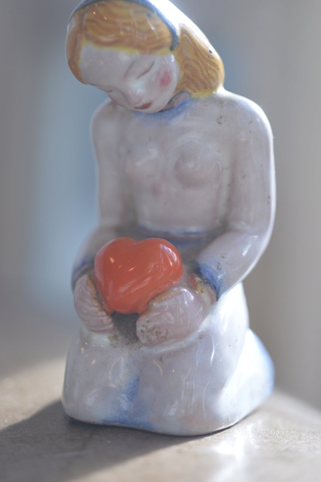 Girl with Heart Figurine - Swan mark Ndf_1310