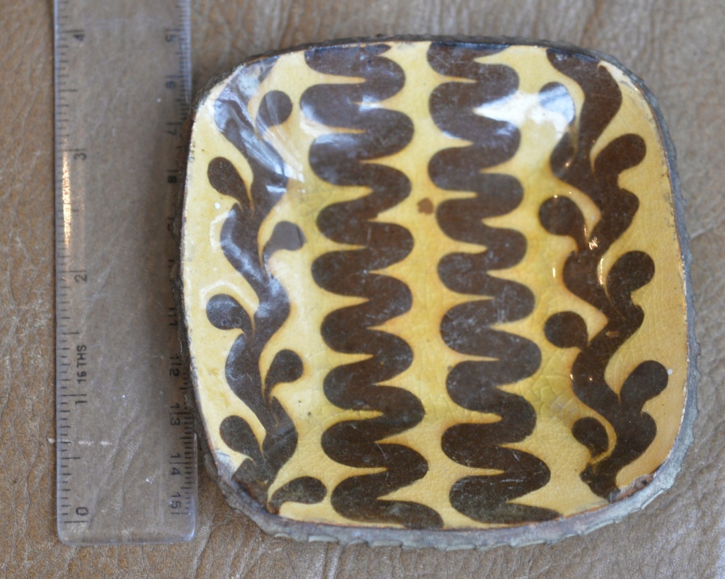 Pretty little slipware pin dish - MGH mark Ndf_2912