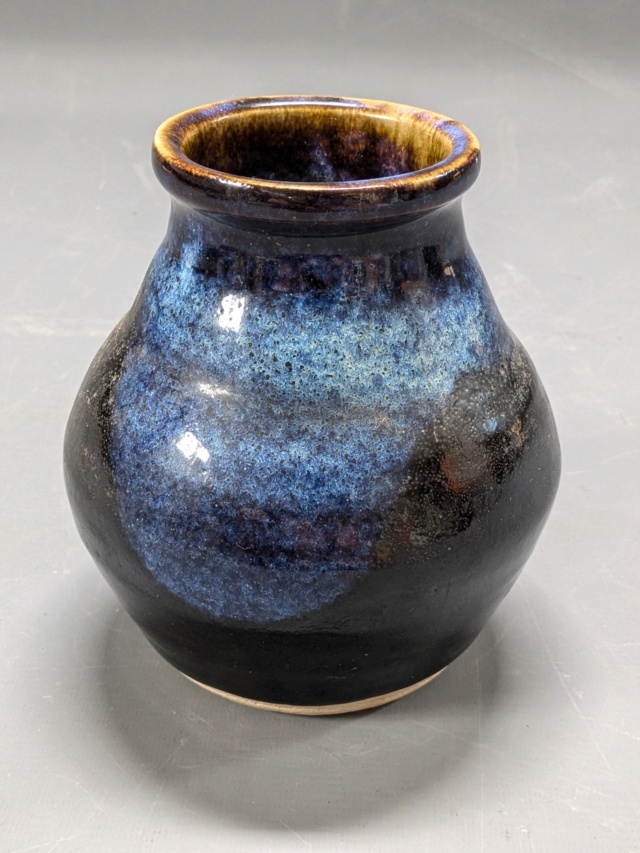 Dark gloss inky black and blue squat pot heavy, DV or DT mark? Pxl_2085