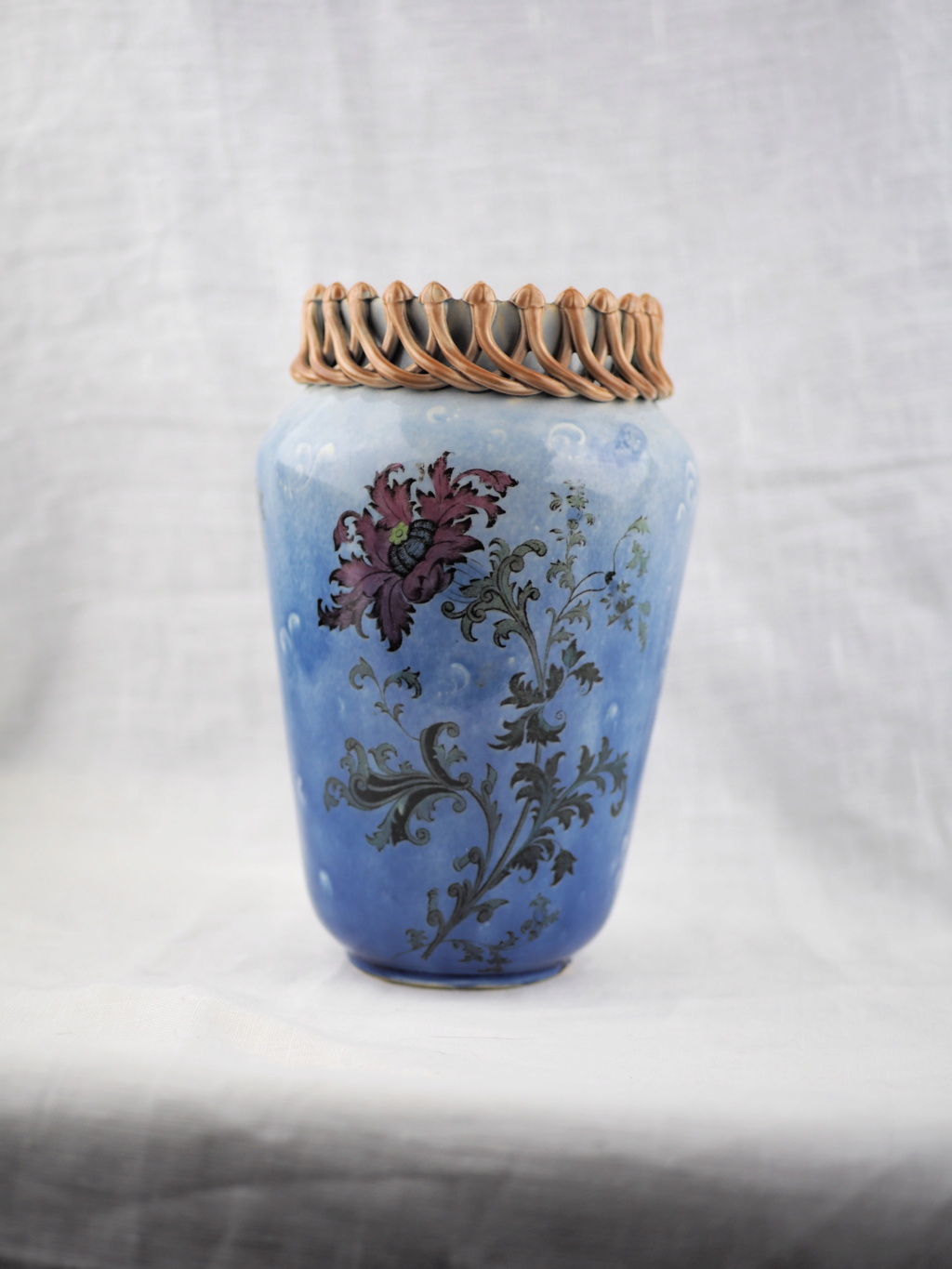 Vase bleu à col à tressage au col, motif de fleur, marque "p 17 18" P1010013