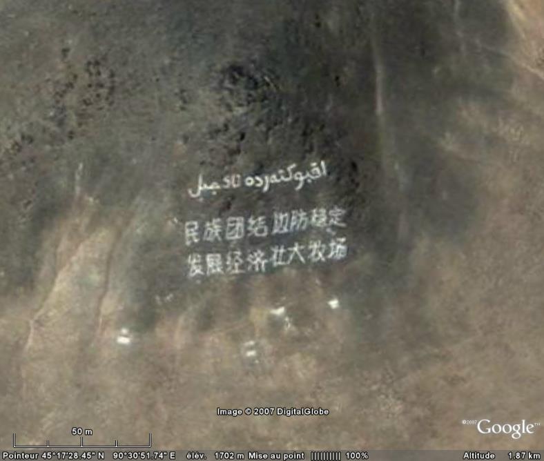 Ecritures géantes dans le Xinjiang - Chine Ecritu10