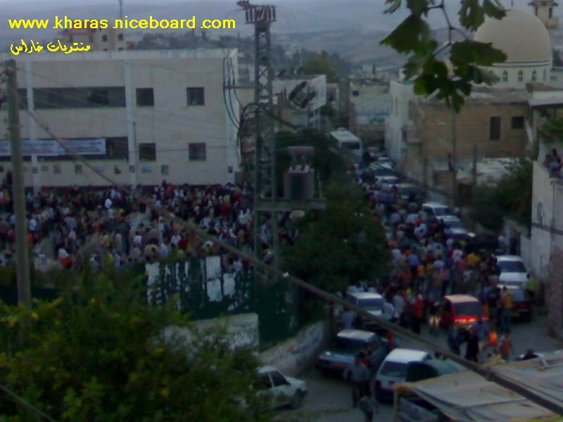 صورة لوسط قرية خاراس وهي مليئة بالناس اثناءحفل تكريم الطلاب 20070810