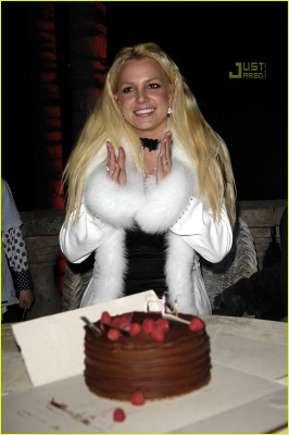 Britney souffle les bougies sur son gteau d'anniversaire Normal15