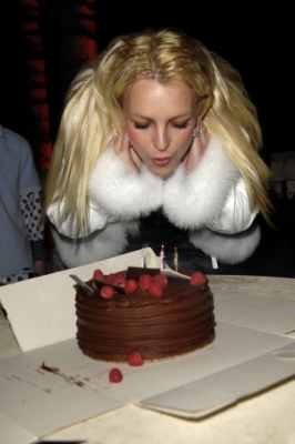 Britney souffle les bougies sur son gteau d'anniversaire Normal16