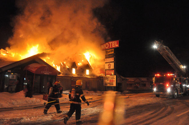 [Canada] - Mont-Laurier Le motel Le Riverain est la proie des flammes  13569410