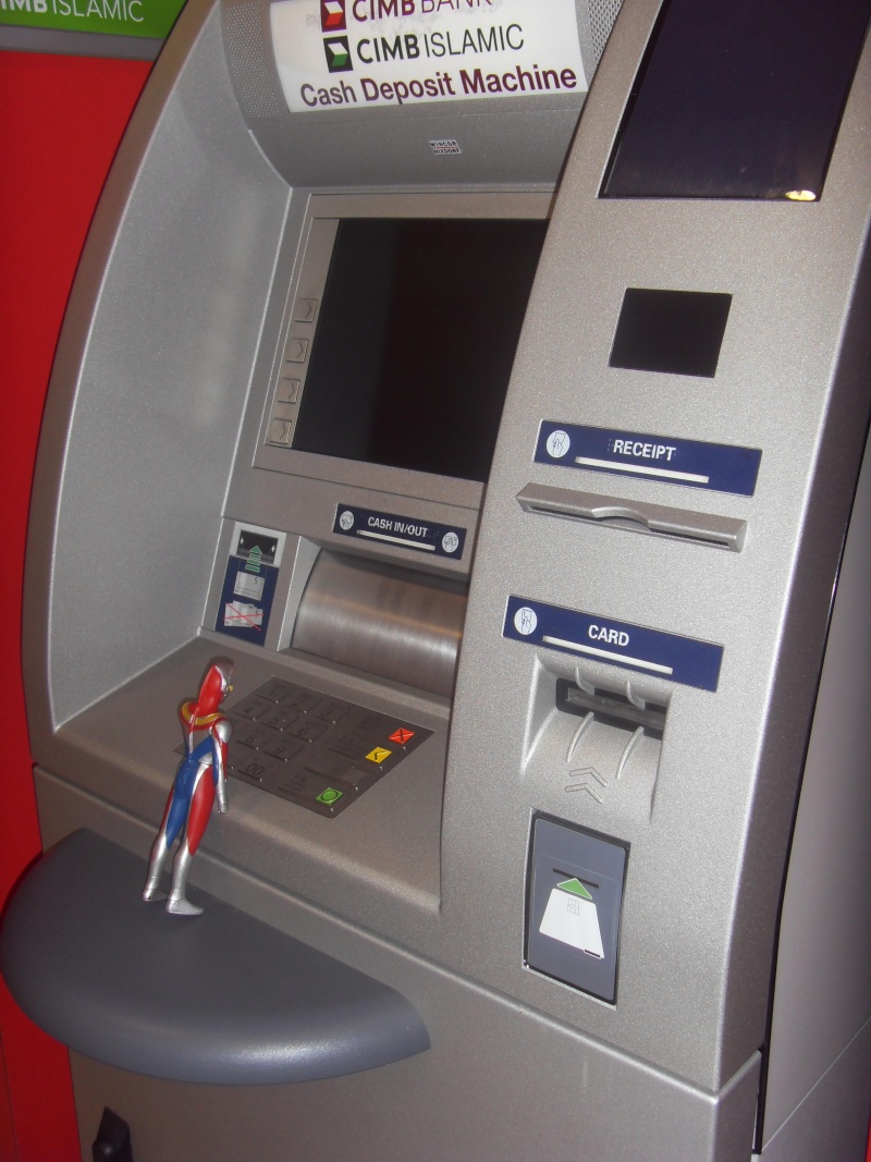 Ultraman cucuk duit di mesin ATM????? Sdc12110