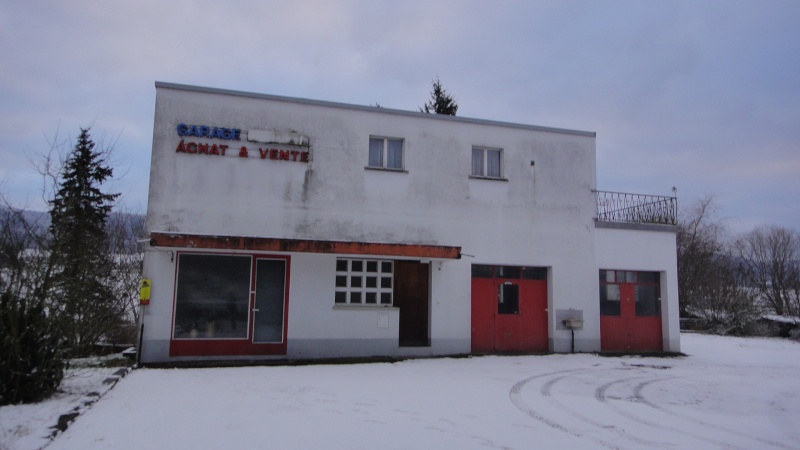 Garage, station-service (ou autres) à l'abandon  - Page 2 Dsc05111