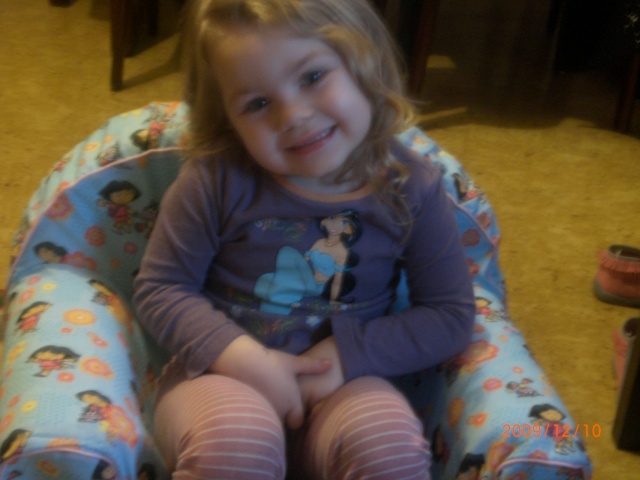 voila la photos de ma fille avec son fauteuil Cimg6112