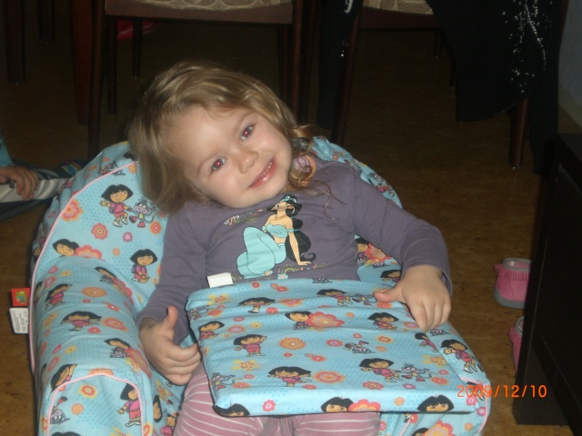 voila la photos de ma fille avec son fauteuil Cimg6113