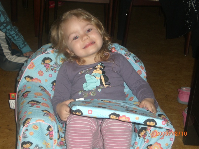 voila la photos de ma fille avec son fauteuil Cimg6114