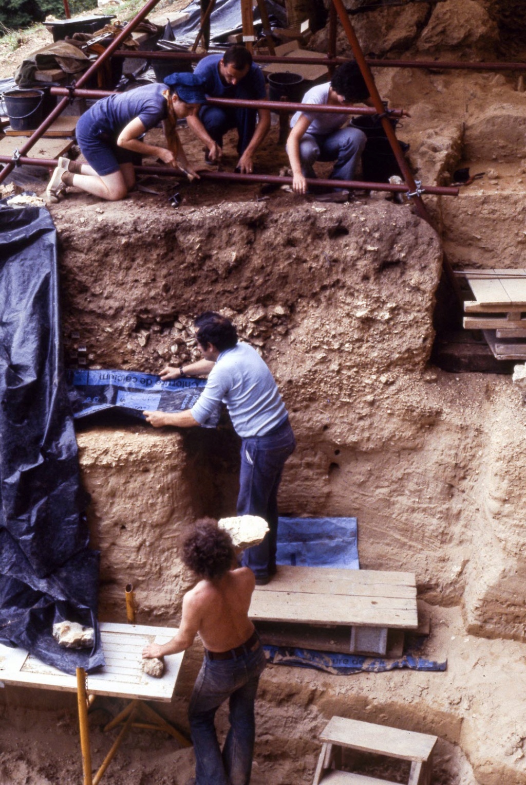 Galets et os gravés magdaléniens de la grotte de la Colombière (Neuville sur Ain / Poncin) Fouill10