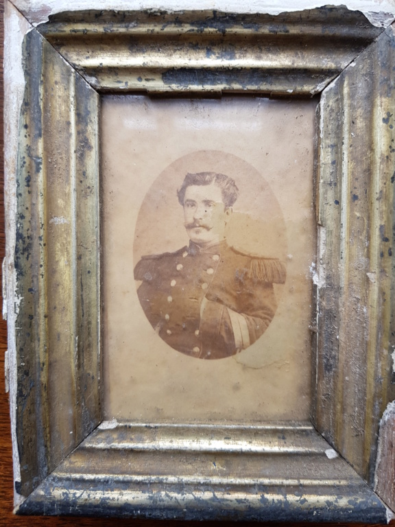 Identification d'un uniforme via une photo de famille 20190818