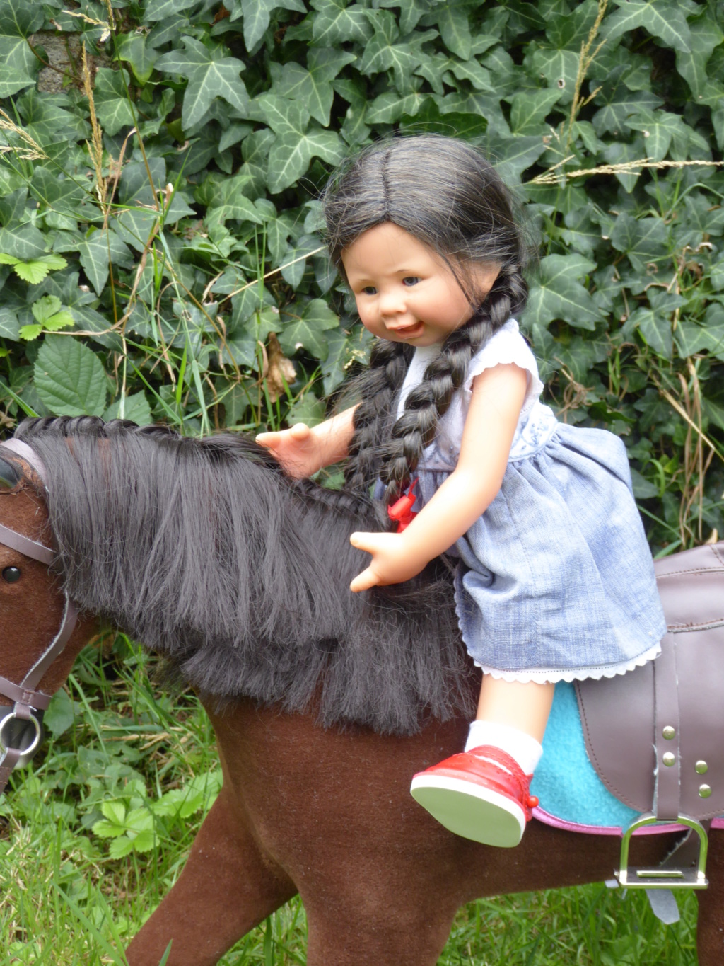 Céleste emmène Jade en promenade à cheval P1030366