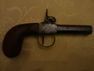 Pas un Revolver mais un Pistolet, ou plutôt un "derringer" 13189910