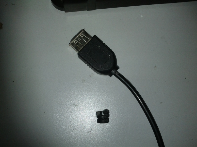 Port USB sur télécommande de Sky Dragon Fiche_11
