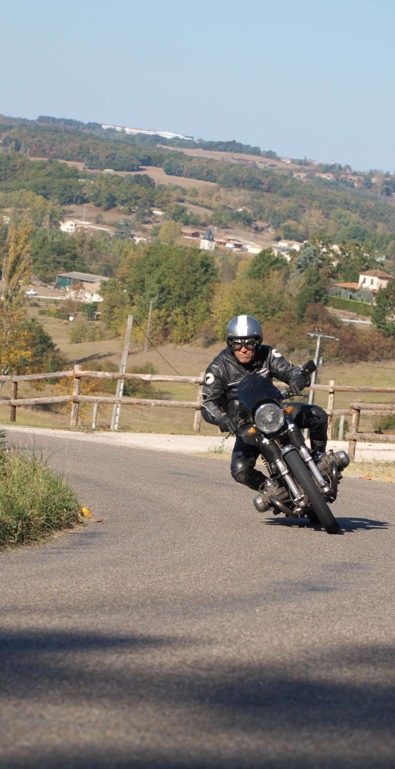 Moto devant une tour P1014810