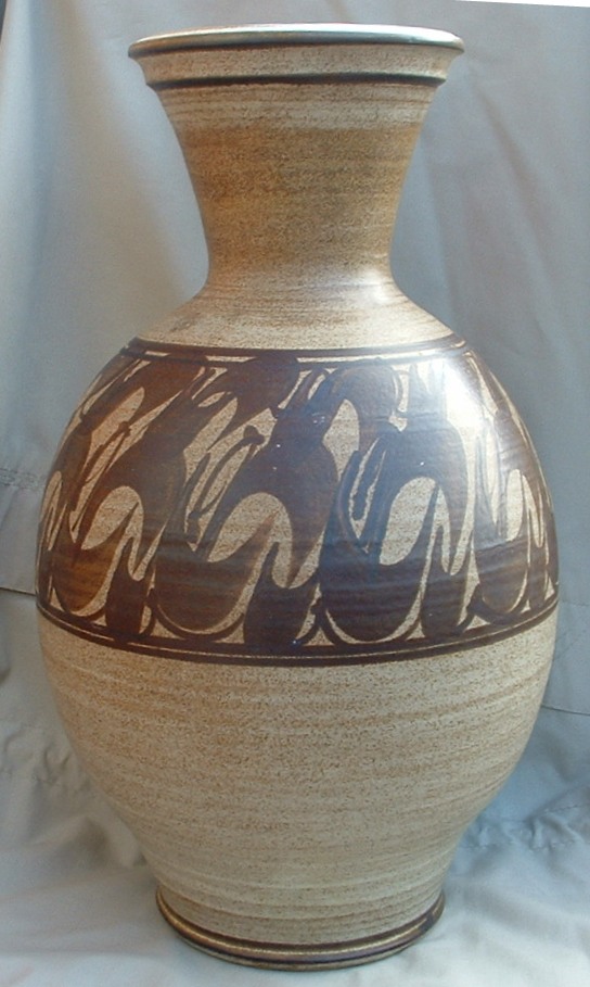 LARGE PATTERNED STUDIO POTTERY VASE MARKED RL IN CIRCLE Dscf0019