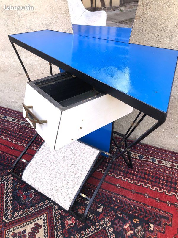 Coiffeuse et objets de salle de bains 10b51f10