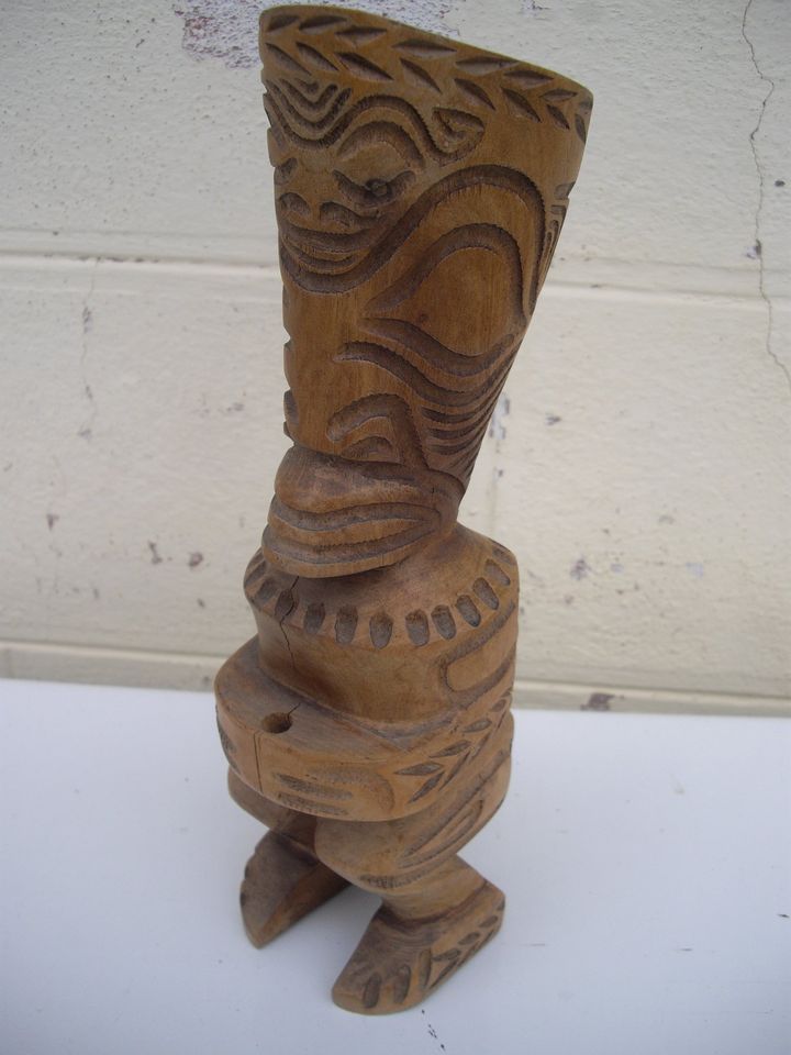 Tiki sculpture and decoration 32198710