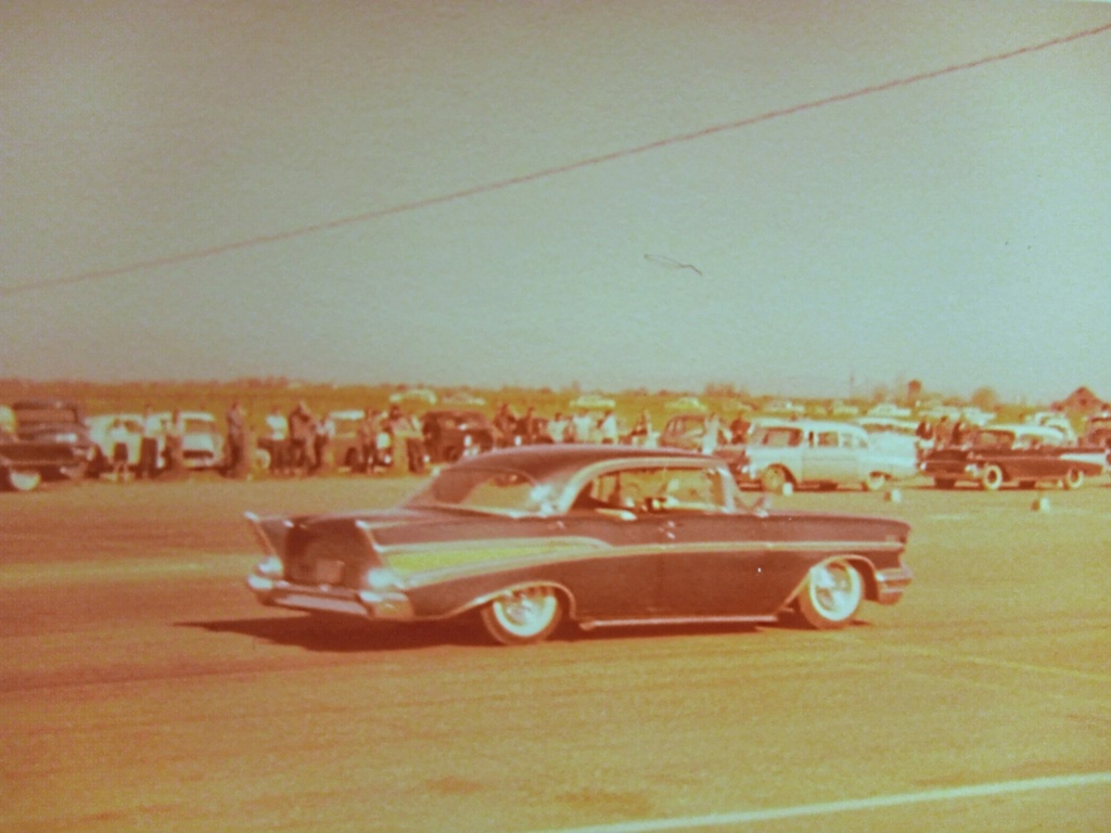 custom cars in the street - in situation ( vintage pics 1950's & 1960's)  - Page 7 33895510