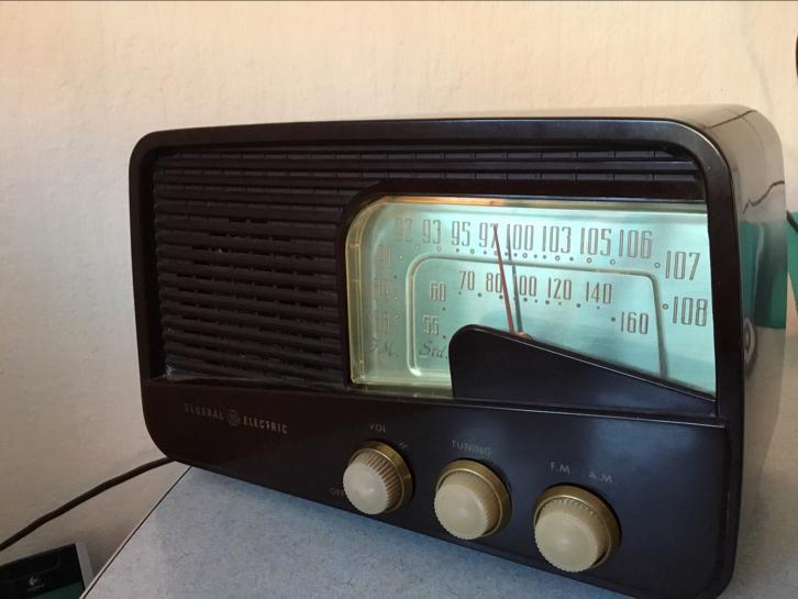 GENERAL ELECTRIC AM/FM ANTIQUE TUBE RADIO - 1951 _8510