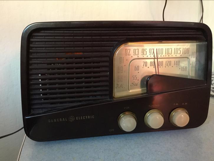 GENERAL ELECTRIC AM/FM ANTIQUE TUBE RADIO - 1951 _8610