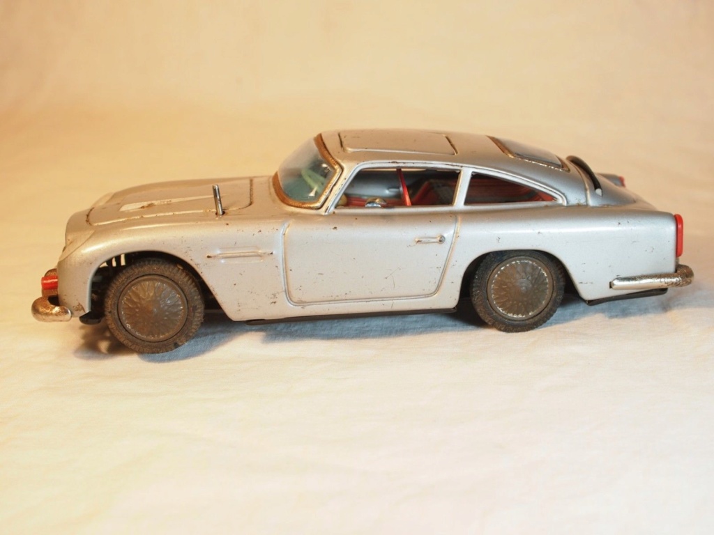 Aston Martin DB51965 James Bond 007- litho friction drive - GAMA tôle Am310