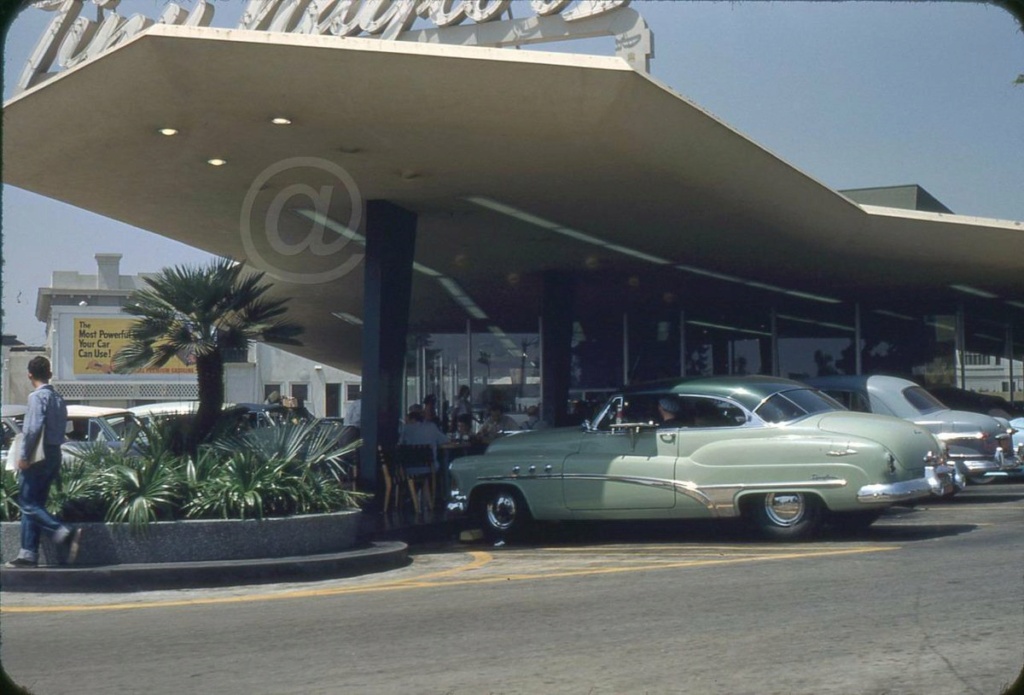Tiny Naylors drive in restaurant at the corner of Sunset Blvd and La Brea Ave - Los Angeles Cc9hqi10