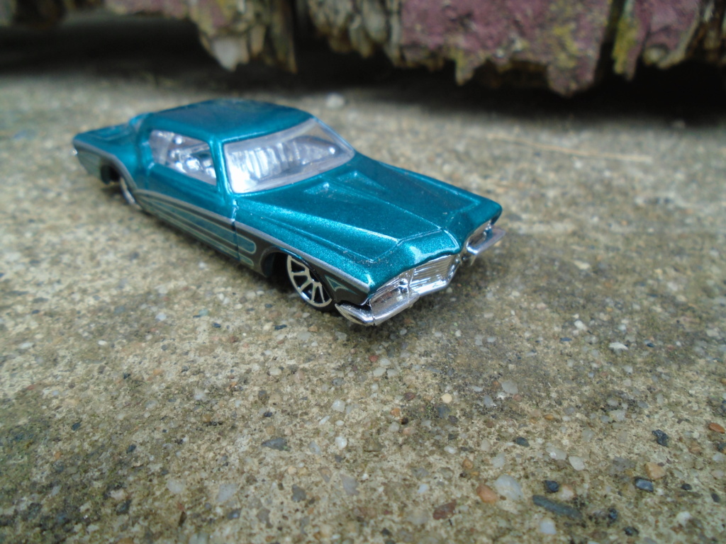 Buick Riviera 1971 - Custom Low rider - Hot Wheels Dsc03131