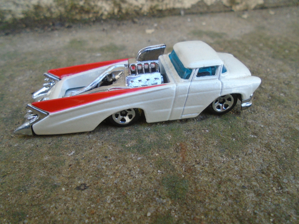 Bedtime - Kustom pick up with tail fins - Hot Wheels Dsc06432