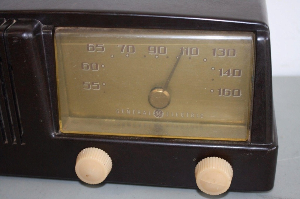 GENERAL ELECTRIC 123 Brown Plastic Case TUBE RADIO 1950  Genera11