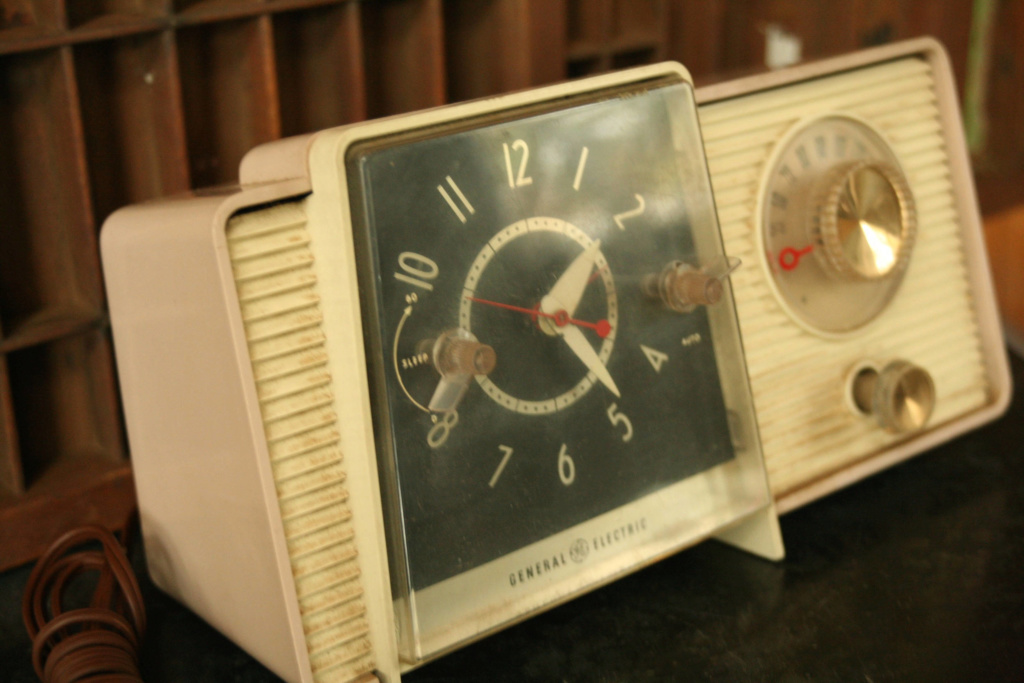 General Electric Radio Tube & Clock Alarm -  GE C-405  -  1957 Il_ful10