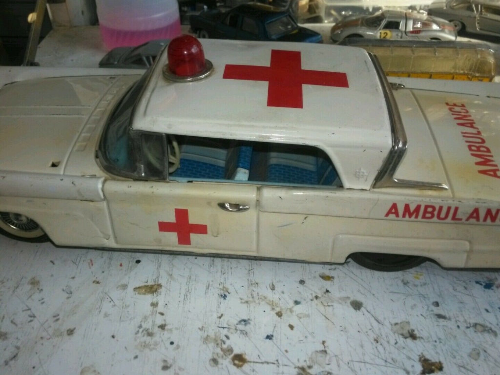 Lincoln Continental - ambulance tin toy - Bandai japan  Lin511