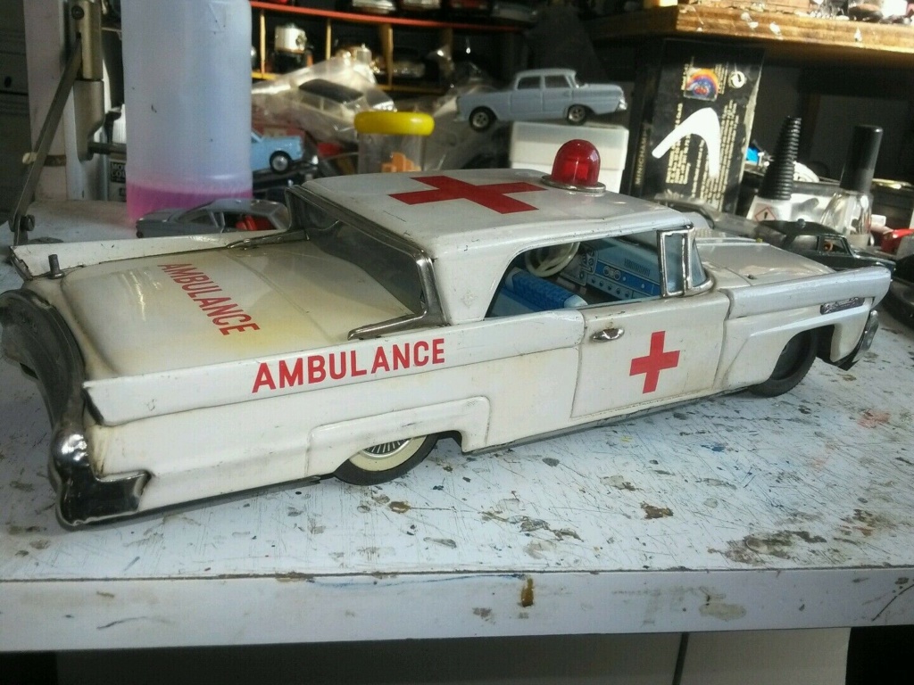 Lincoln Continental - ambulance tin toy - Bandai japan  Lin910