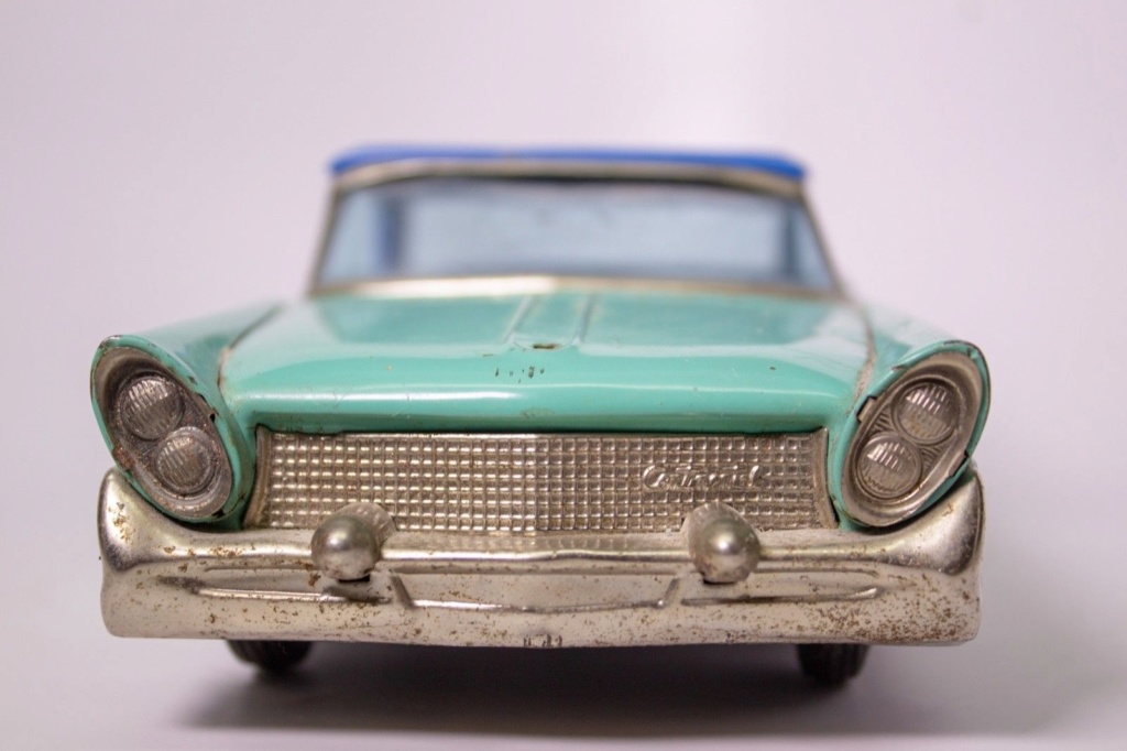 LINCOLN MARK III 2-TONE 2-DOOR  1958  TIN FRICTION COUPE - Bandai Linco410