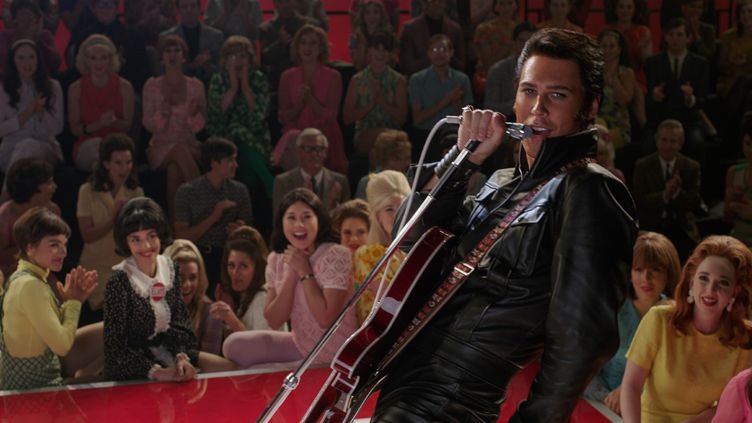 Elvis - film réalisé par Baz Luhrmann - 2022 -   Austin Butler Tom Hanks Phpk6610