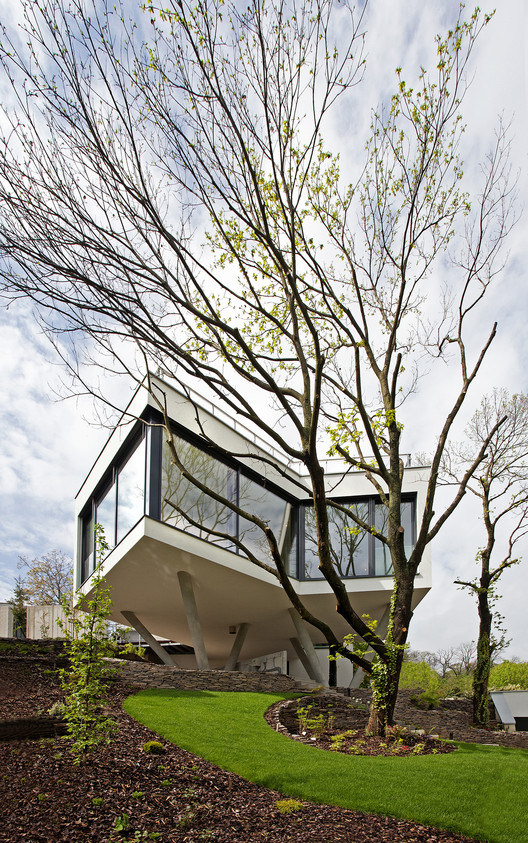 Šebo Lichý Architects, House Among the Trees, Bratislava, Slovakia Portad10