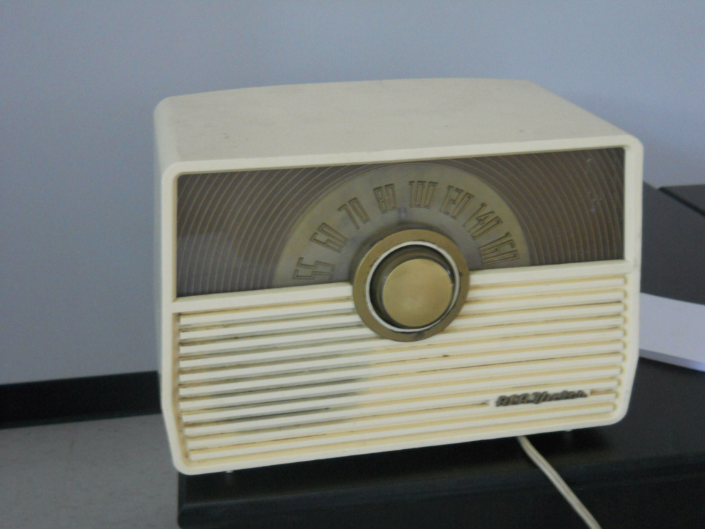RCA Victor 1-X-56 Red Plastic Tube Radio 1952 Rcarad10