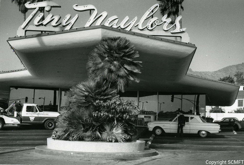 Tiny Naylors drive in restaurant at the corner of Sunset Blvd and La Brea Ave - Los Angeles Rn-14810