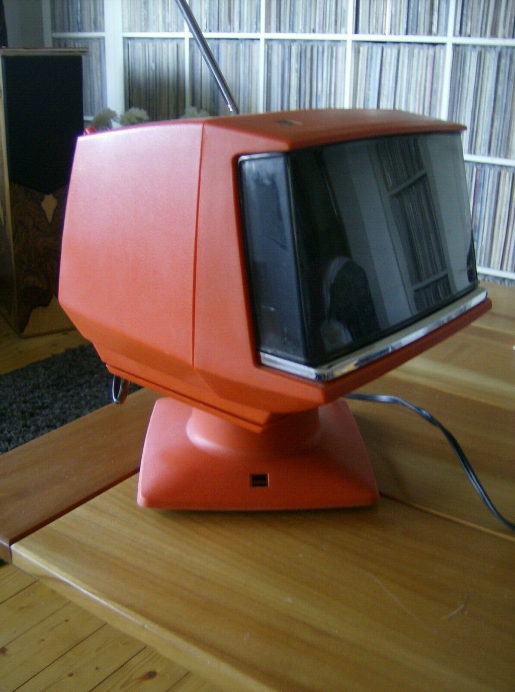 1970's SHARP 5p - 12  s - vintage TV orange Space Age Design  Sharpt11