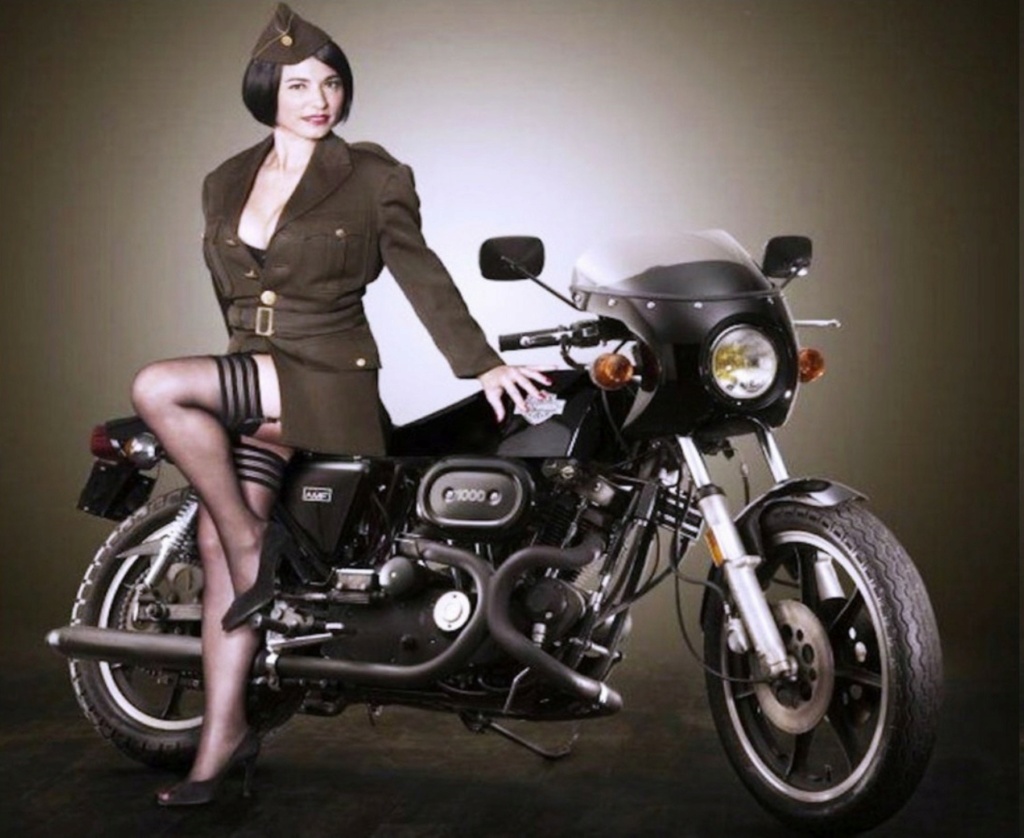 La Harley Davidson  1000 XLCR de Johnny ( 1977 ) 18610610