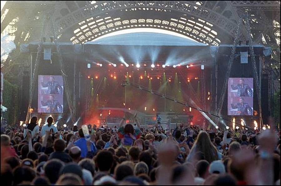 LES CONCERTS DE JOHNNY 'CHAMPS DE MARS,  PARIS' 2000 Getty400