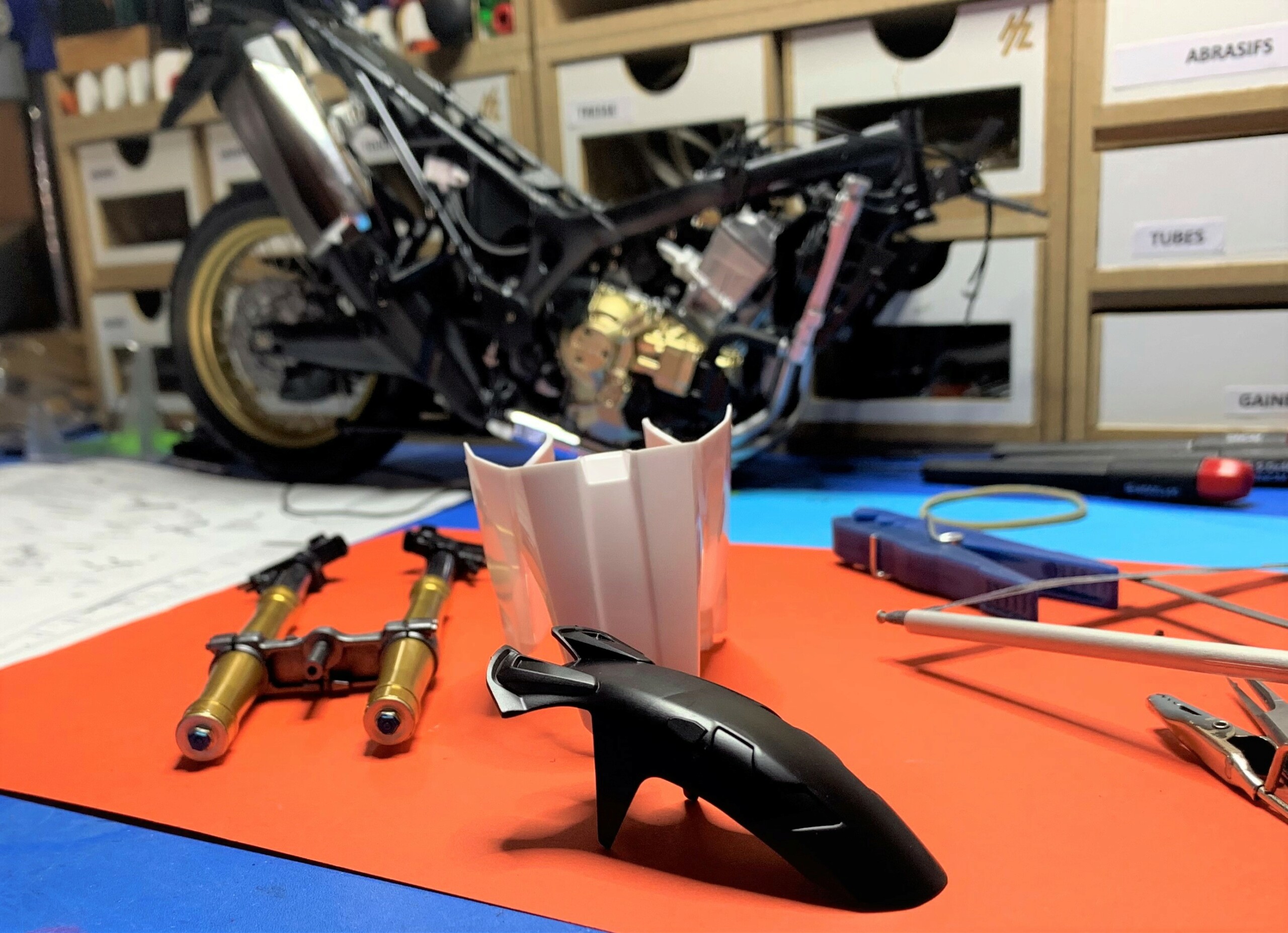 Honda CRF1000L Africa Twin 2015, Tamiya 1/6 - Page 3 Wip4613