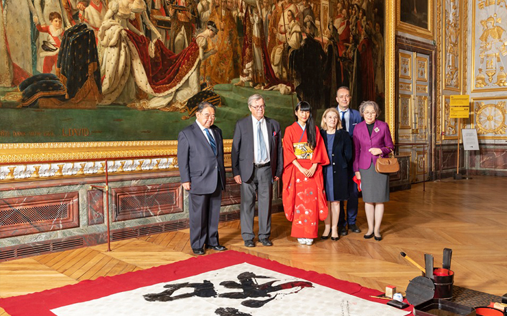 Versailles : une performance calligraphique en hommage à l'empereur Reiwa-10