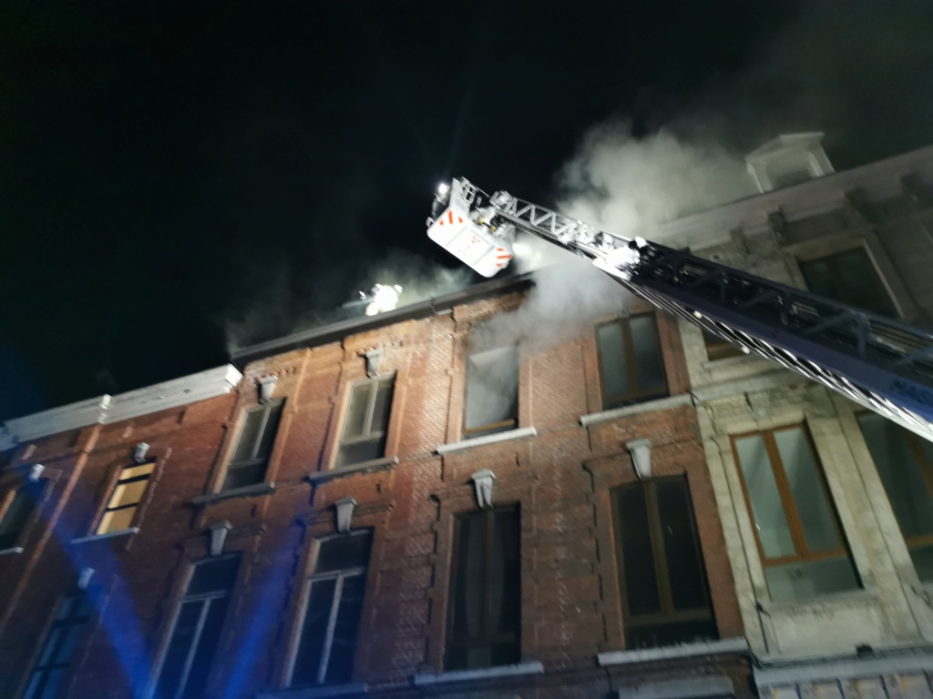 Incendie dans un bâtiment rue de la Justice à Charleroi (02-11-2021 + photos) Img_2029