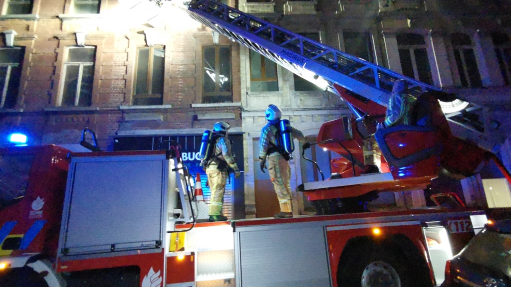 Incendie dans un bâtiment rue de la Justice à Charleroi (02-11-2021 + photos) Img_2031
