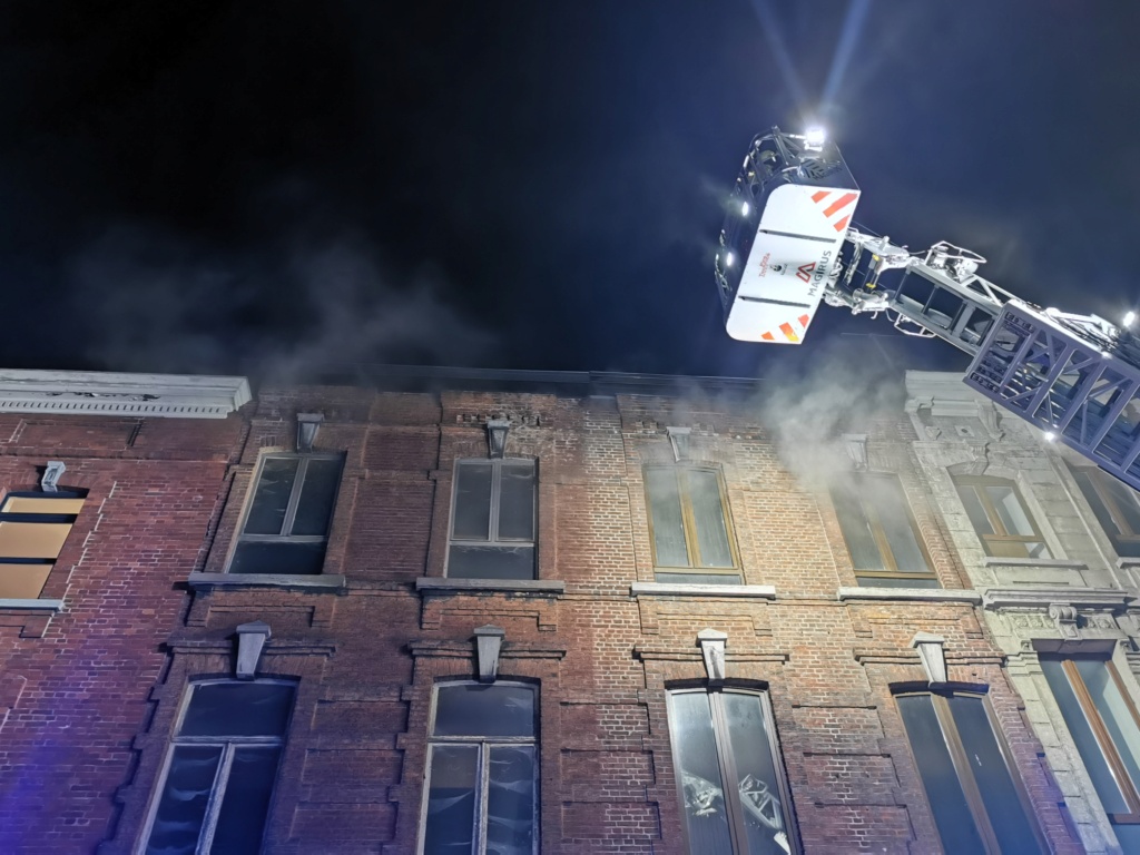 Incendie dans un bâtiment rue de la Justice à Charleroi (02-11-2021 + photos) Img_2032
