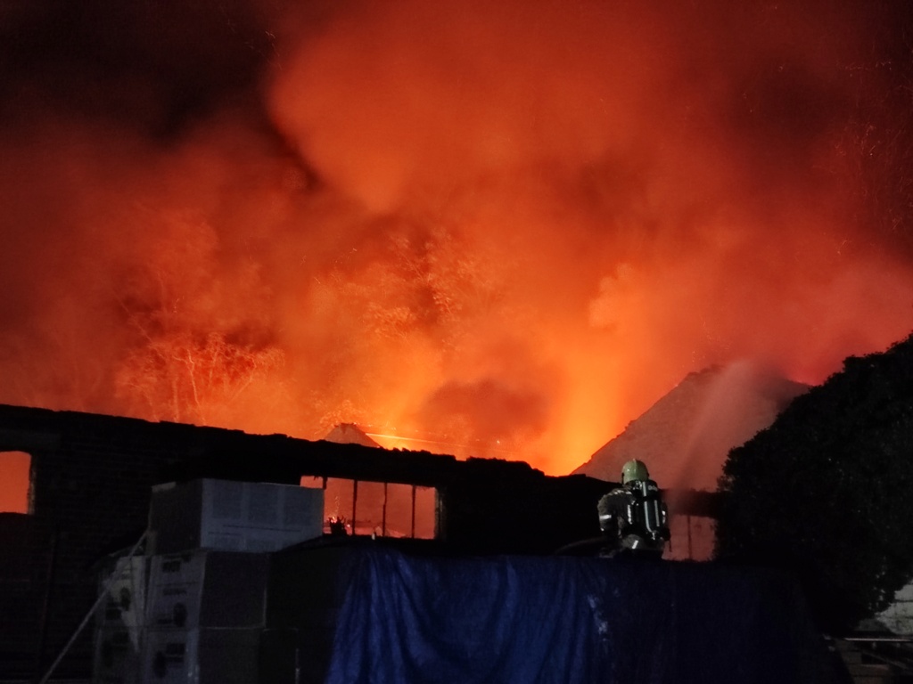 Un incendie impressionnant s’est déclaré dans un entrepôt courcellois (06-11-2021 + photos) Img_2038