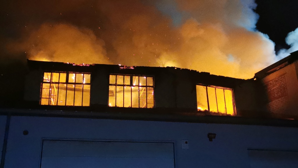 Un incendie impressionnant s’est déclaré dans un entrepôt courcellois (06-11-2021 + photos) Img_2040